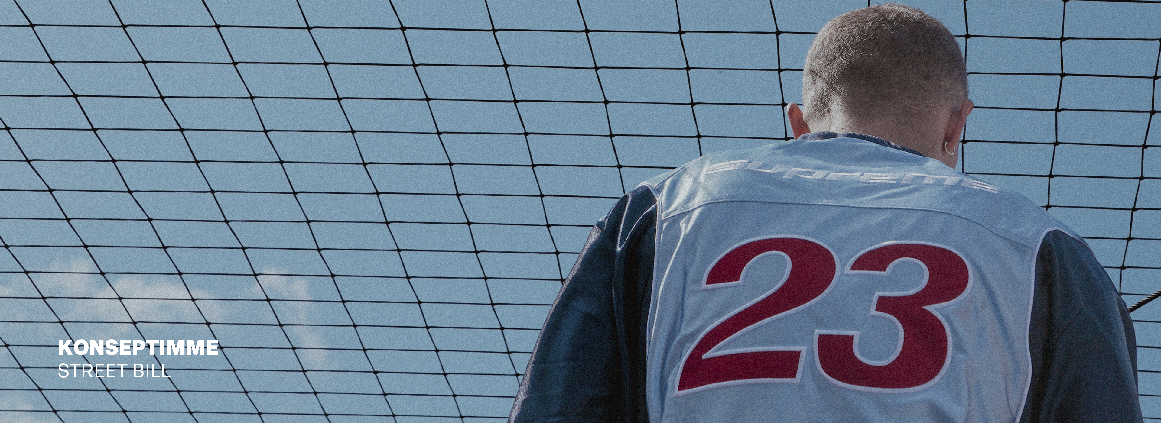Konseptimme Street Bill – Supreme-pelipaita ja verkko taustalla.