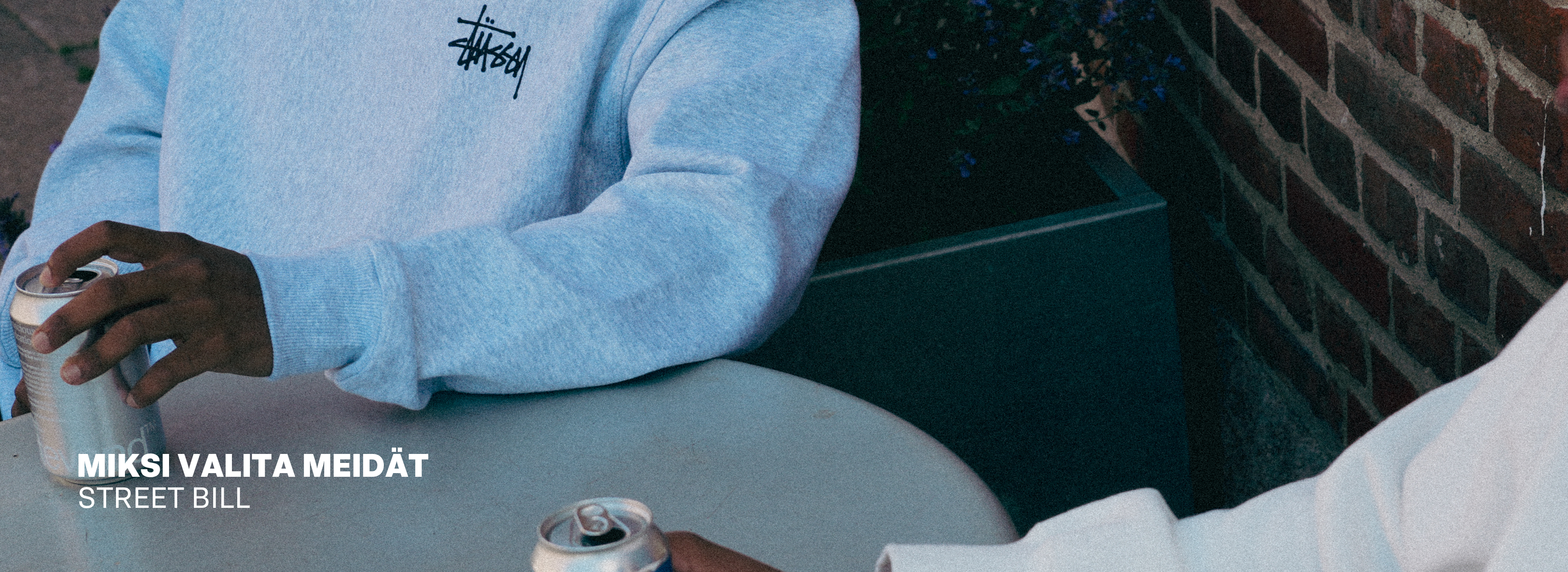 Miksi valita meidät – Street Bill Stüssy-paita ja juomatölkit.