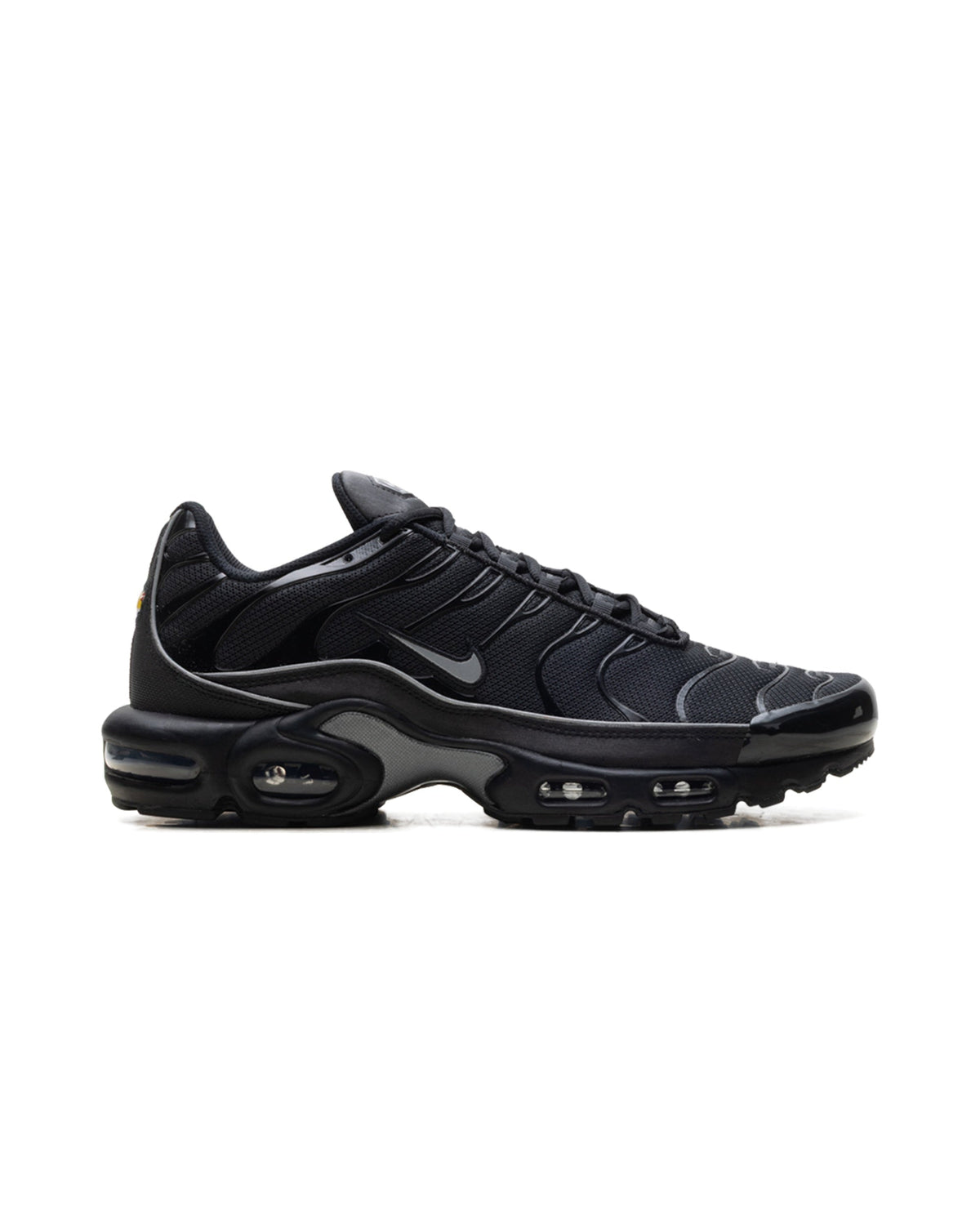 Nike Air Max Plus OG Black Reflective sneakerit sivulta, musta colourway ja Air-pohja