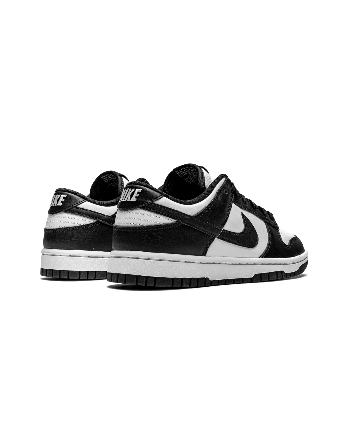 Nike Dunk Low Panda -pari takaa, mustat kantiot ja valkoinen NIKE-teksti kantalapussa