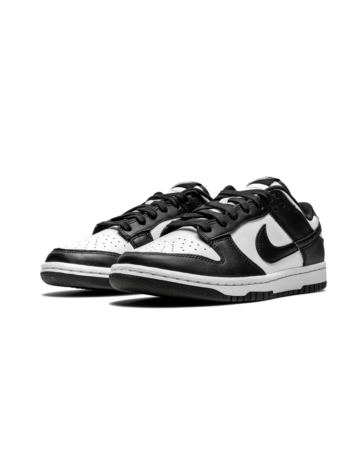 Nike Dunk Low Panda -pari edestä vinosti, mustavalkoinen colourway ja perforoitu kärki