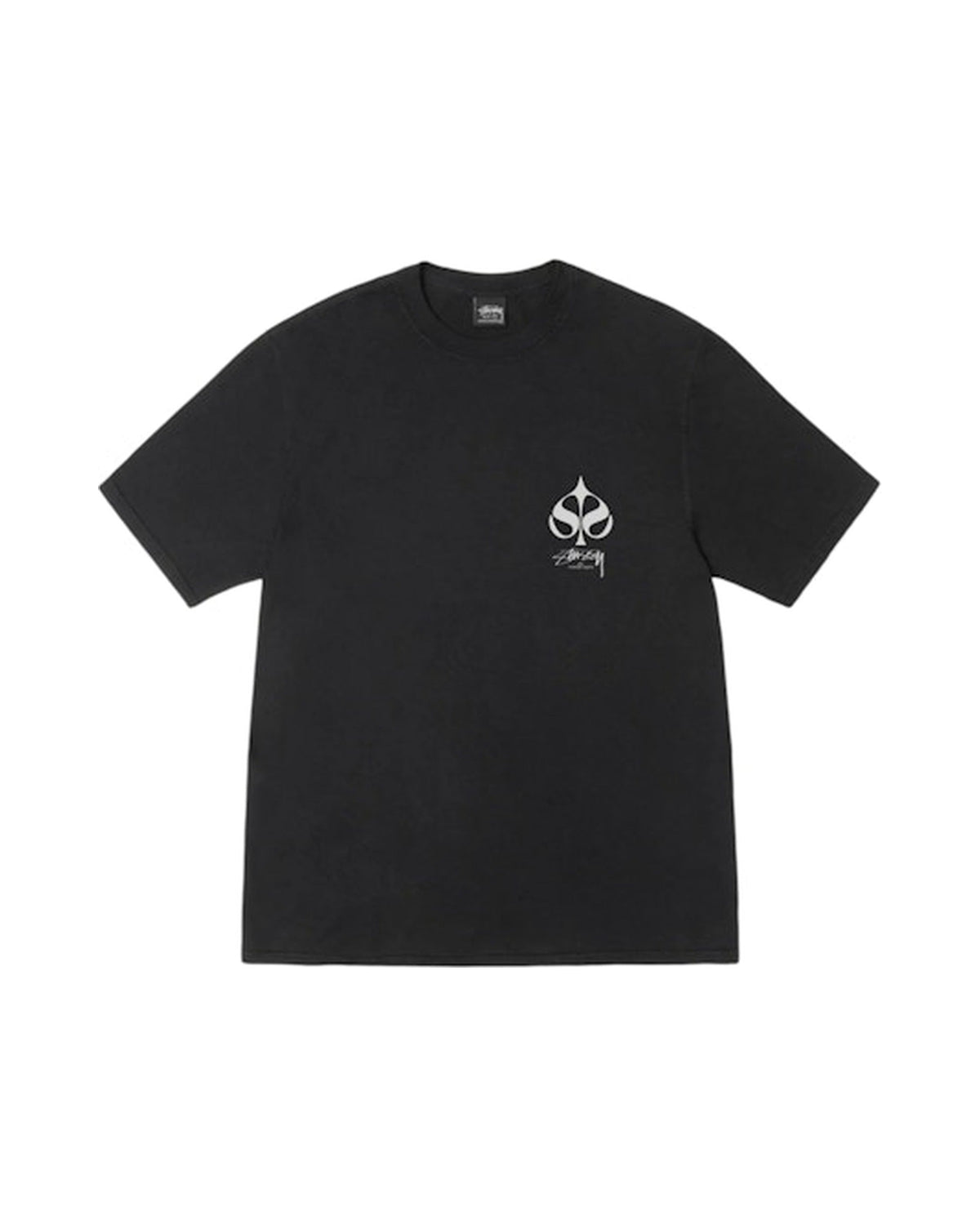 Musta Stussy Spade Pigment Dyed Tee edestä, valkoinen pata- ja Stussy-logo rinnassa