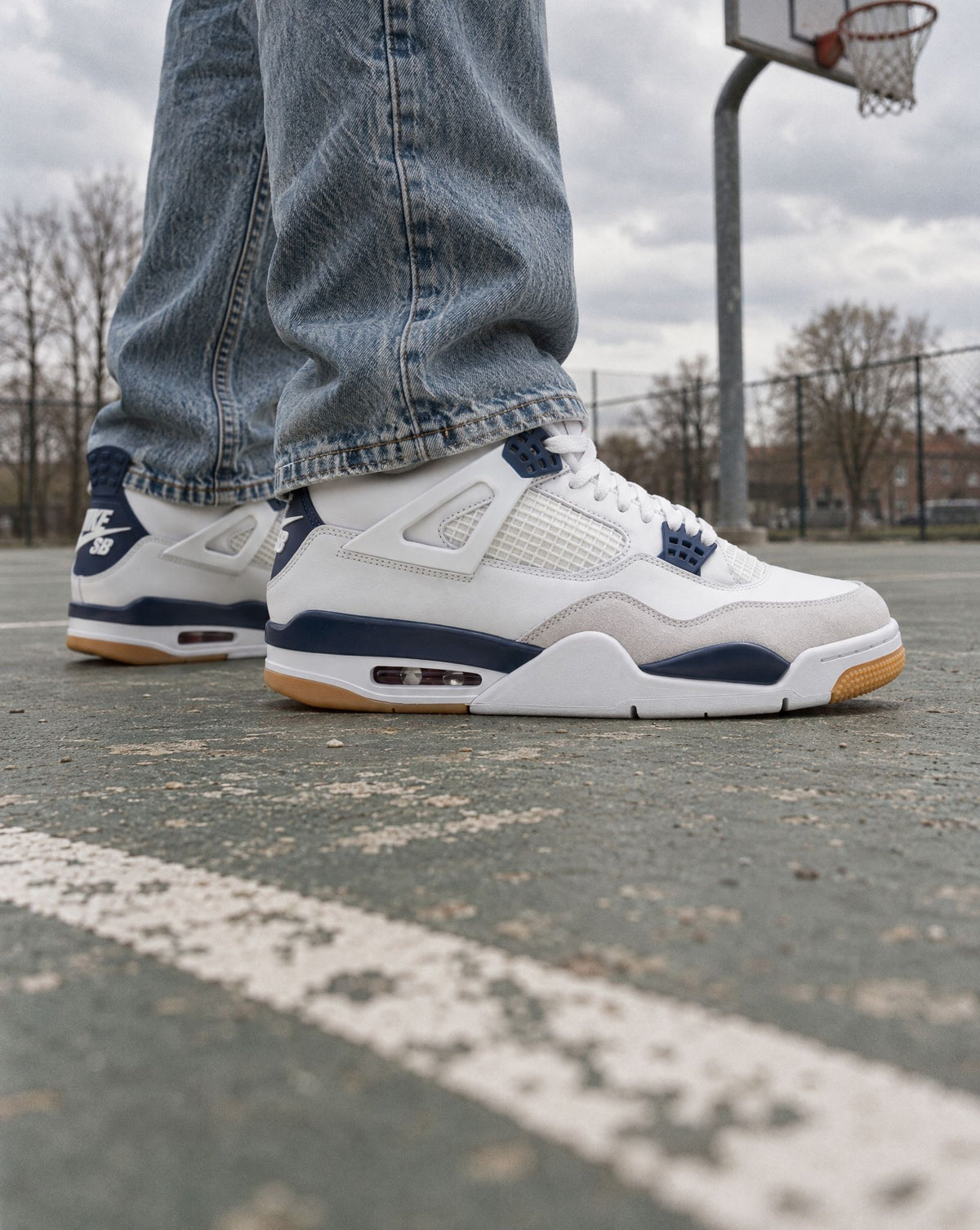Jordan 4 Retro SB Navy - on-foot
