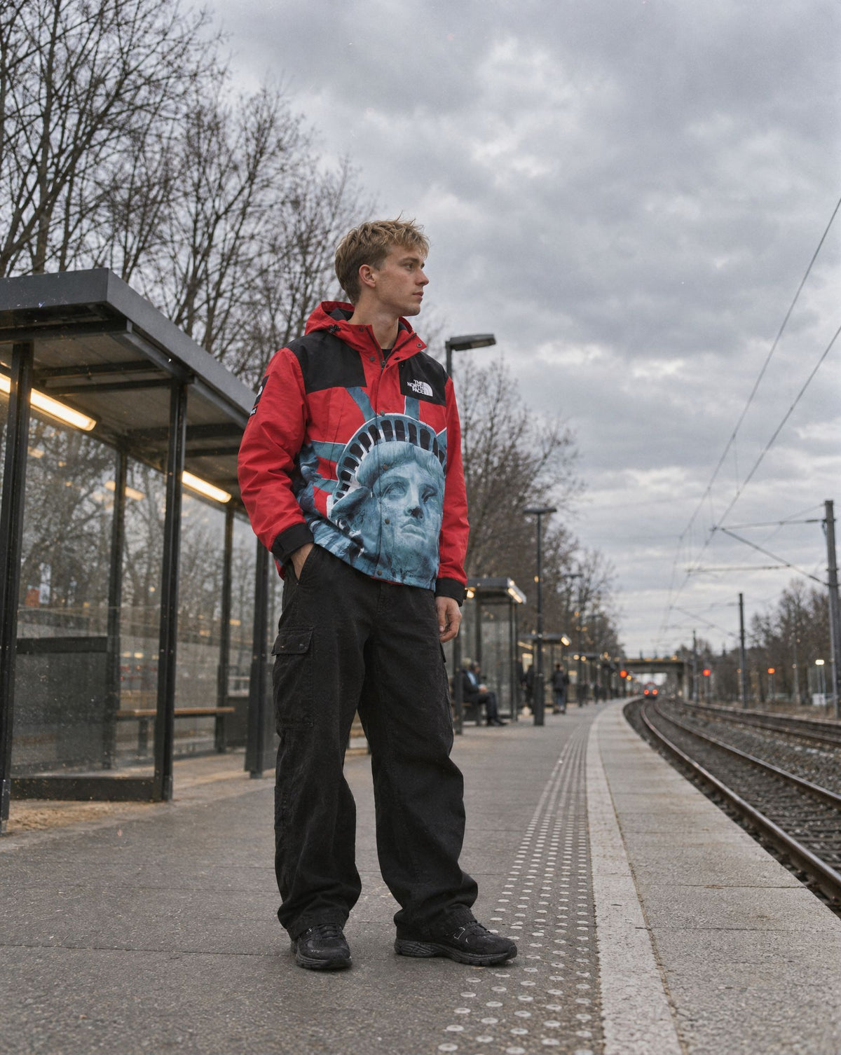 Supreme The North Face Statue of Liberty Mountain Jacket Red - streetstyle i København
