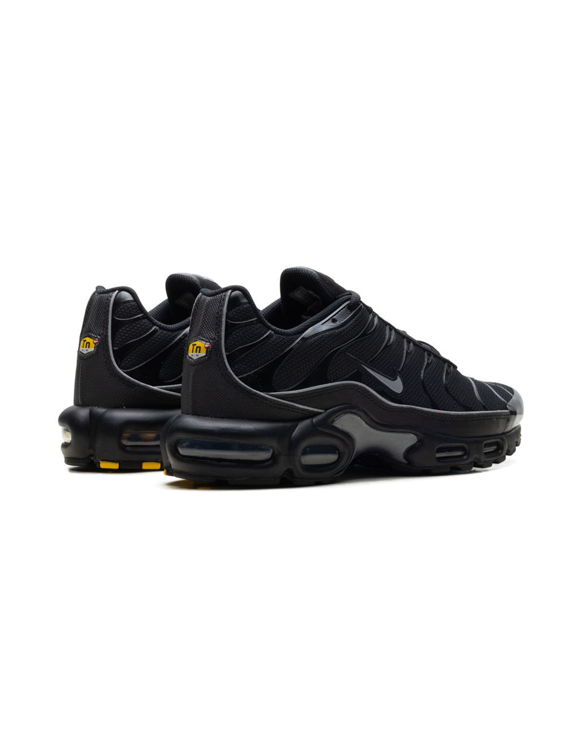Nike Air Max Plus OG Black Reflective takaa kuvattuna, musta kantaosa ja keltainen Tn Air -logo