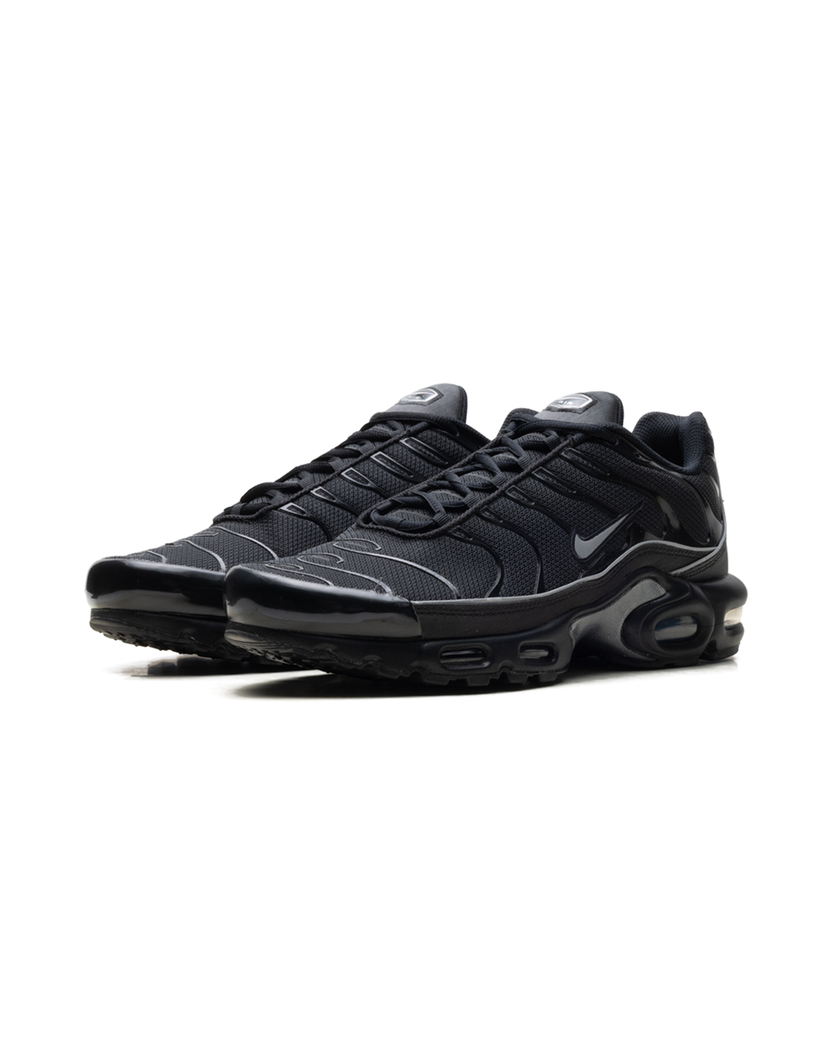 Nike Air Max Plus OG Black Reflective sneakeripari vinosti edestä, musta colourway ja harmaa Swoosh